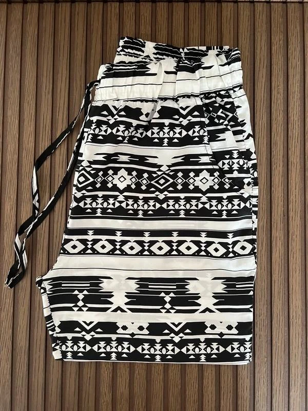Joggings met zwart-wit geometrisch patroon – photo 2